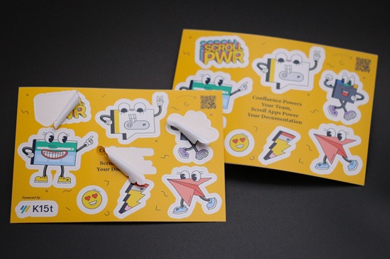 Aufkleberbogen in gelb mit individuellen Comics