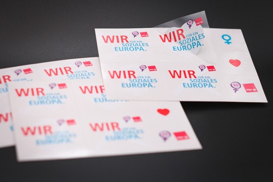 Aufkleberbogen aus transparenter Folie mit mehreren farbigen Logoaufklebern gedruckt von marcolor
