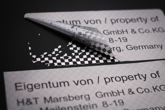 Beispielmuster eines Sicherheitsaufkleber mit individuellem Druck, hinterlässt Schachbrettmuster