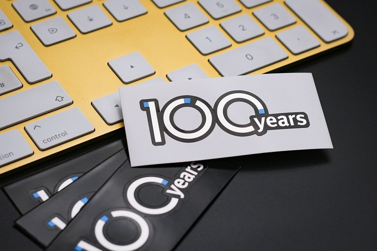 Laptop-Sticker aus Reinaluminiumfolie konturgestanzt