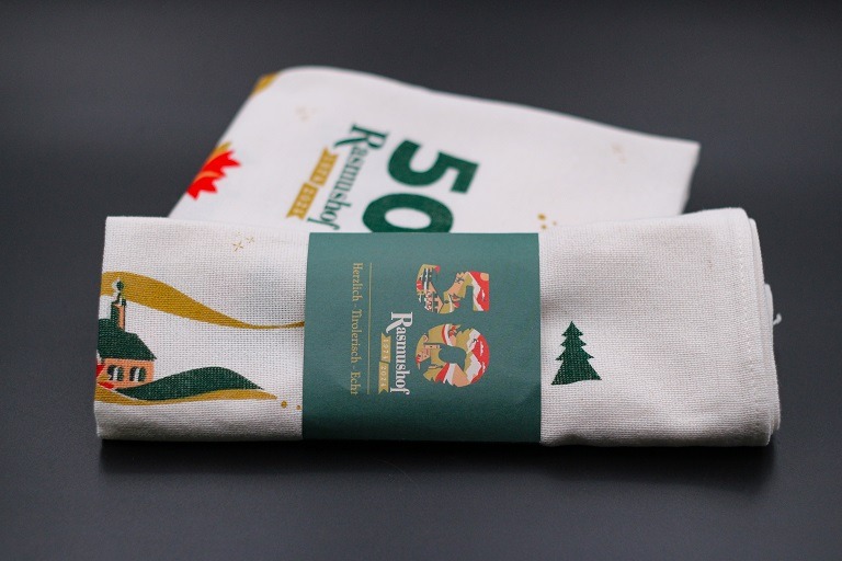 Geschirrtücher mit Weihnachtsmotiv bedruckt und verpackt in einer ebenfalls bedruckten Papierbanderole