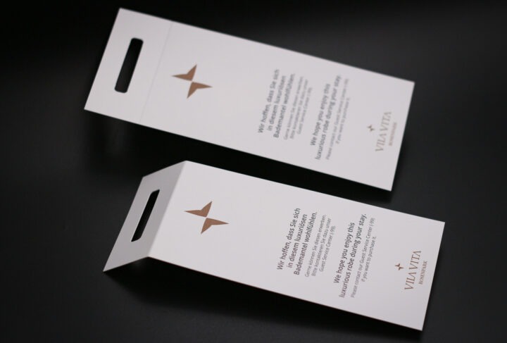 Hotellerie Produkt: Bedruckte Anhänger die an die Kleiderbügel in einem Hotel gehängt werden