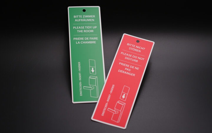 Hotellerie Produkt: Bedruckte Einsteckkarte für das Schloss einer Zimmertür im Hotel