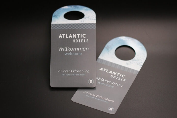 Flaschenanhänger eines Hotels der an die Getränkeflaschen gehangen wird