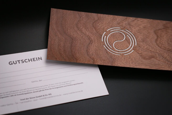 Gutscheinkarte eines Hotels aus Holzfurnier, rückseitig aus Karton