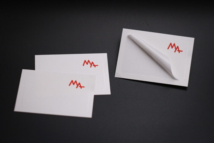 Hotellerie Produkt: Textilaufkleber mit Hotellogo zum beschriften. Dienen als Aufkleber im Kinder-Club