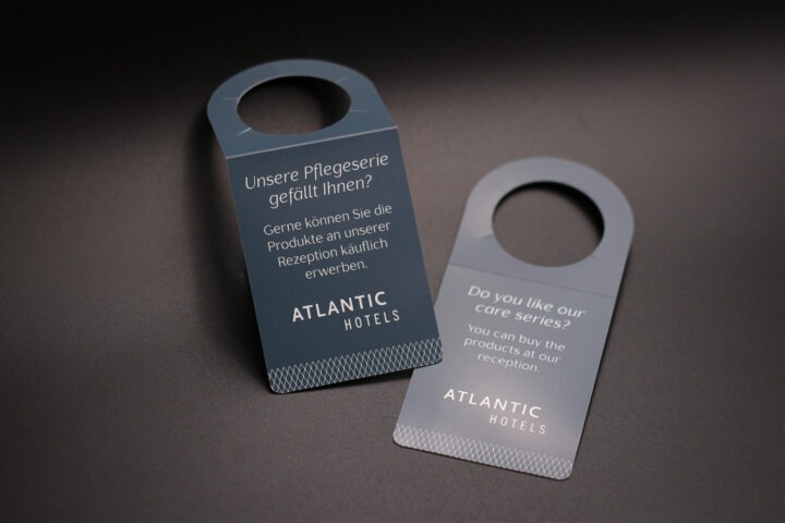 Kosmetikanhänger eines Hotels zur Kennzeichnung der eigenen Pflegeserie