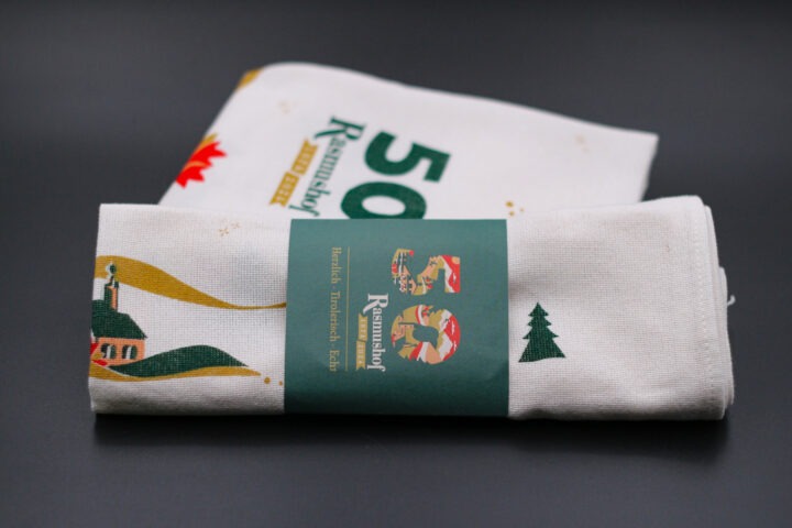 Hotellerie Produkt: Geschirrtücher mit Weihnachtsmotiv bedruckt und verpackt in einer ebenfalls bedruckten Papierbanderole