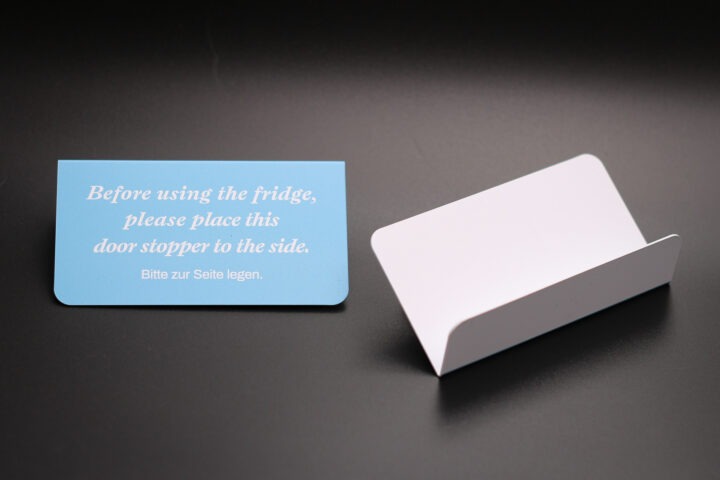 Hotellerie Produkt: Schilder aus Kunststoff welche die Kühlschranktür in Hotels offen hält
