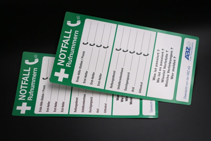 Beschreibbares selbstklebendes Schild mit Notfall Rufnummern