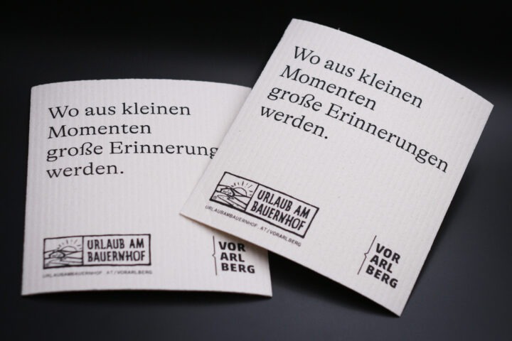 Weiße Schwammtücher bedruckt mit einem Spruch und Logo eines Bauernhofs