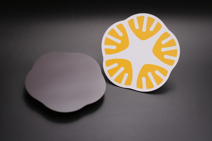 Hotellerie Produkt: Zwei bedruckte Magnetfolien die an Fliegengittertüren in Hotels befestigt werden