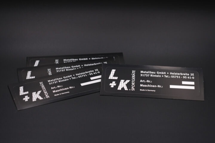 Produkt für die Maschinenbauindustrie: ein Typenschild aus Reinaluminiumfolie für einen Metallbauer zur Beklebung der Maschine