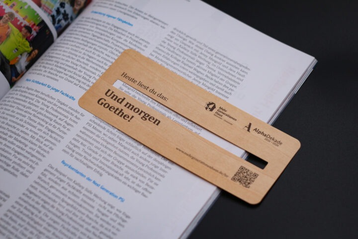 Lesehilfe liegend in einem Buch
