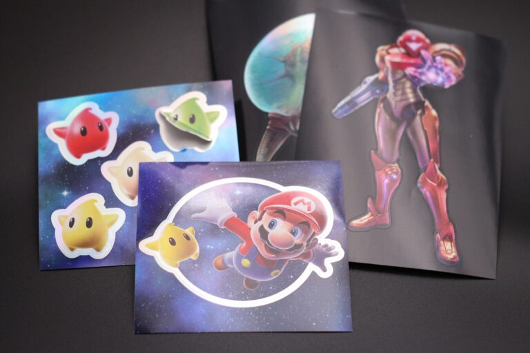 Angestanzte Sticker auf einer schimmernden Regenbogenfolie