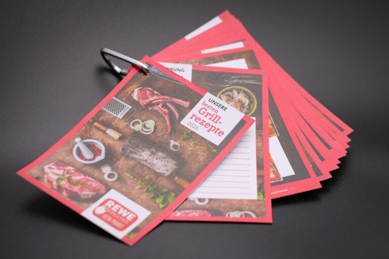 Personalisierter BBQ Rezeptfächer mit mehrerer Blättern aus Kunststoff, zum Blättern, mittels Karabinerhaken zusammengefasst