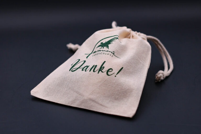 Zuziehbeutel mit einem Aufdruck eines Hotellogos und dem Schriftzug 