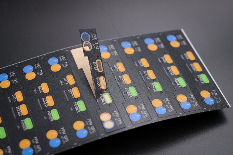 Bedruckte Frontfolie aus Kunststoff zum Schutz einer Oberfläche vor Kratzern