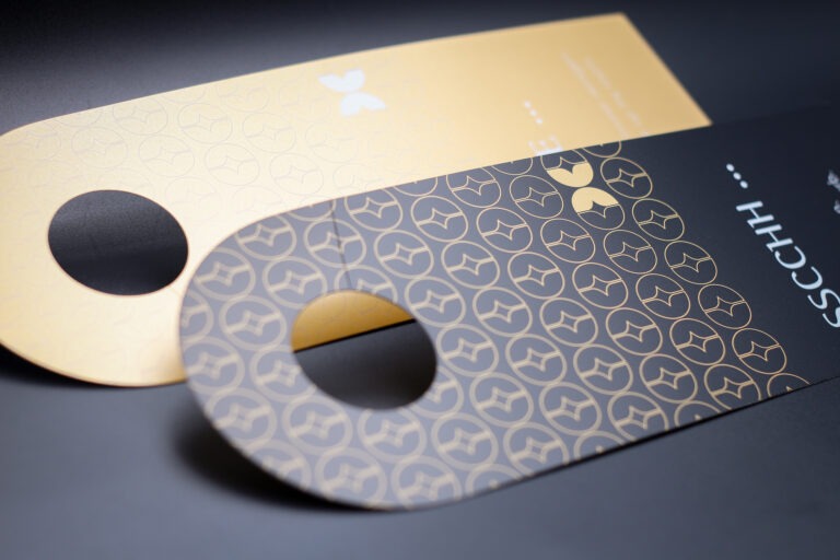 Beidseitig bedruckter Türanhänger in gold, bedruckt im Siebdruck