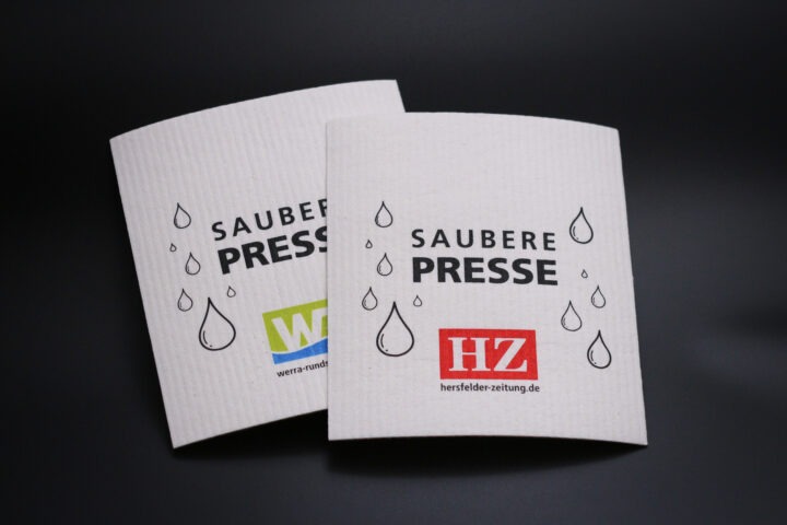 Weiße Schwammtücher - dienen als Werbeartikel für eine Zeitung