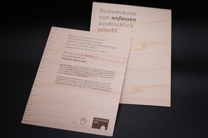 Holzkarte als Deckel- und Rückenblatt für in eine Broschüre