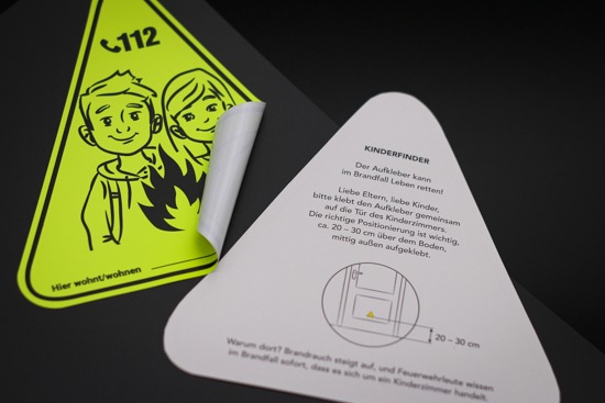 Kinderfinder Aufkleber mit rückseitigem Druck als Beispielbild aus der Produktion