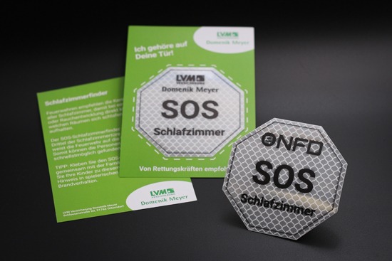 Kinderfinder Aufkleber aus Spezialfolie auf einer Karte Beispielbild aus unserer Produktion