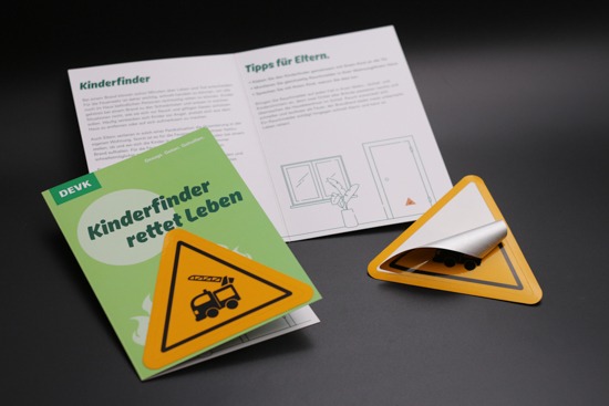 Kinderfinder Aufkleber mit passender Klappkarte Beispielbild aus unserer Produktion