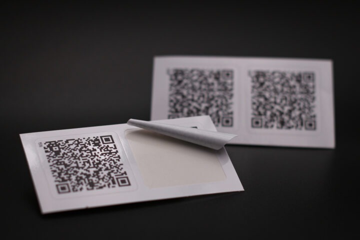 Unterschiedliche QR Code Aufkleber zur Möbelkennzeichnung