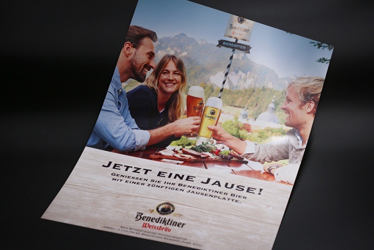 Wetterfeste Plakate mit Werbeaufdruck einer Brauerei